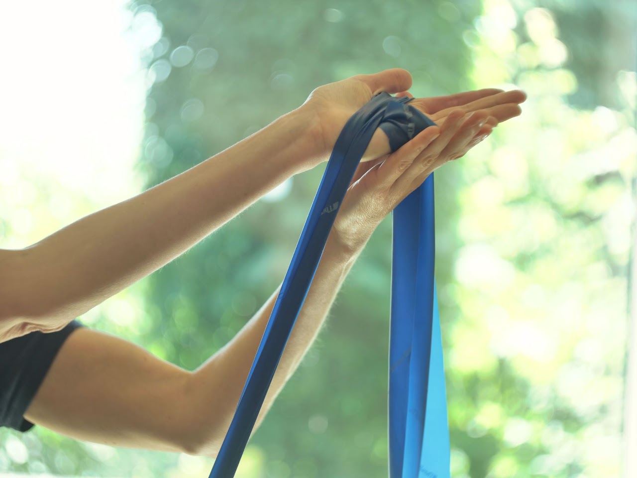 Therapieübung mit einem elastischen Trainingsband