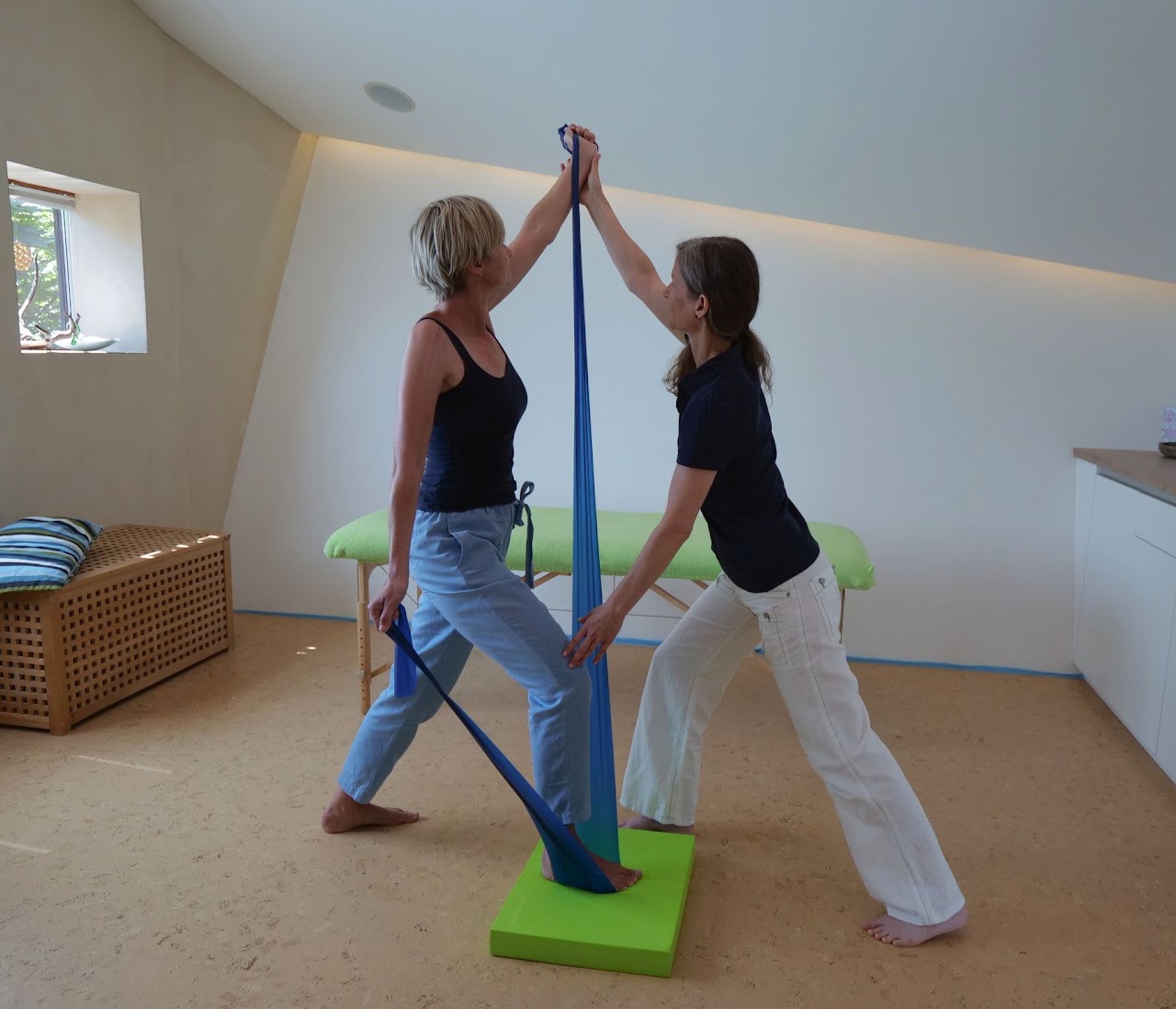 Aktive Physiotherapie mit einem elastischen Trainingsband