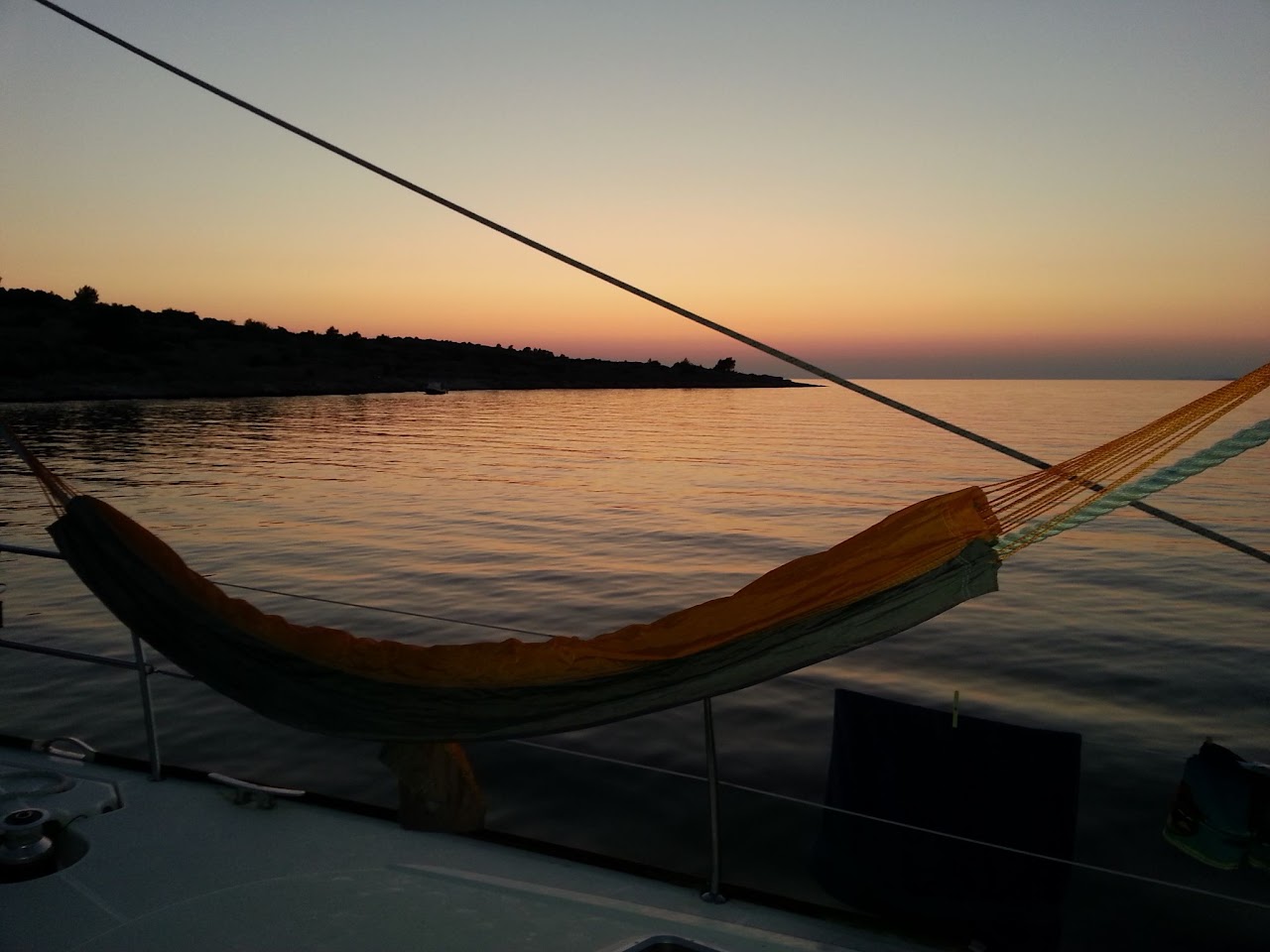 Hängematte am Meer bei Sonnenuntergang